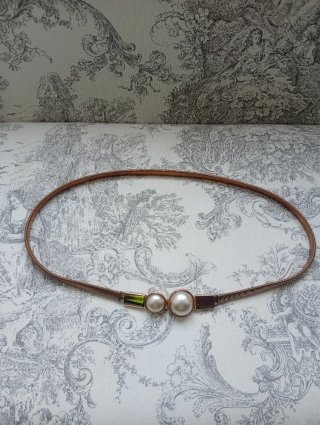 Cinturón elástico dorado con perlas