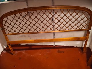 Cabecero de ratán y madera