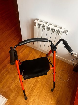 Andador de 2 ruedas con asiento