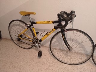 Bicicleta de carretera Vitoria amarilla