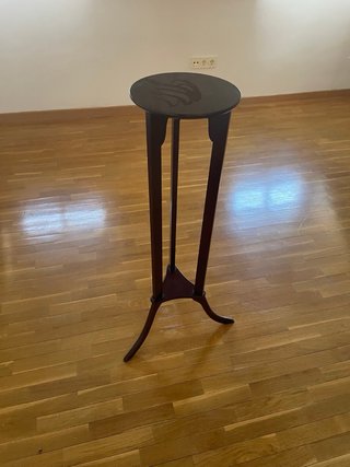Mueble TV madera y pie para florero.