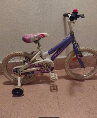 Bicicleta niña morada con ruedines