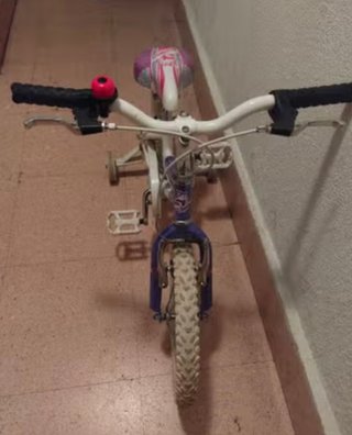 Bicicleta niña morada con ruedines