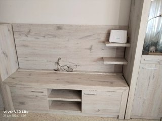 Mueble de salón modular beige y gris.