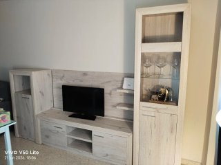 Mueble de salón modular beige y gris.