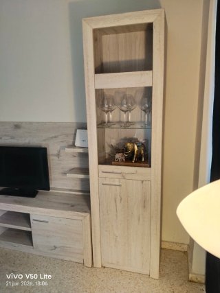 Mueble de salón modular beige y gris.