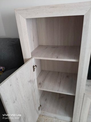 Mueble de salón modular beige y gris.