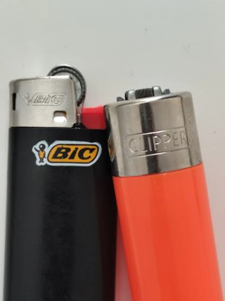 Coppia di accendini BIC nero e Clipper arancione