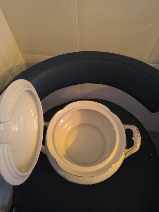 Sopera de porcelana blanca y dorada