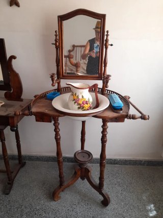 Lavamanos antiguo de madera con espejo