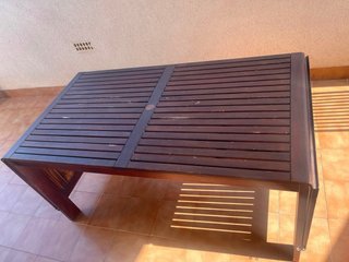 Mesa extensible de madera para exterior