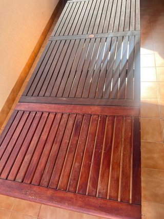 Mesa extensible de madera para exterior