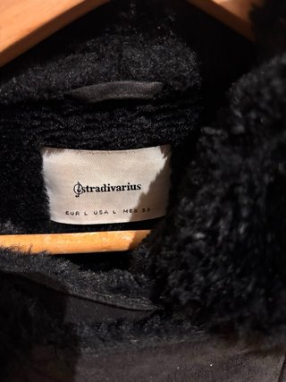 Cazadora Stradivarius negra pelo talla L