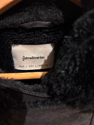 Cazadora Stradivarius negra pelo talla L