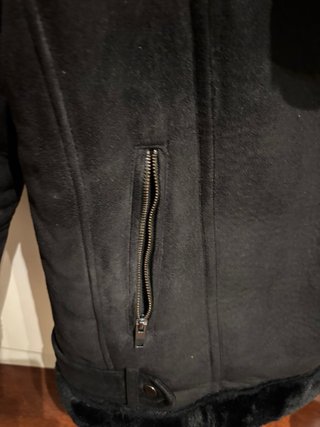 Cazadora Stradivarius negra pelo talla L
