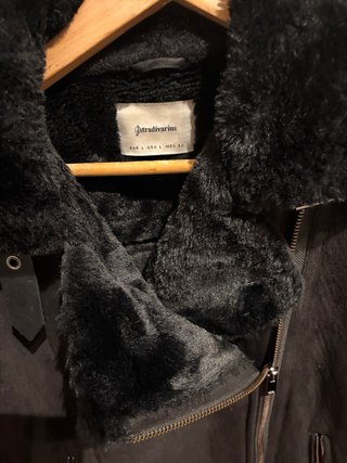Cazadora Stradivarius negra pelo talla L