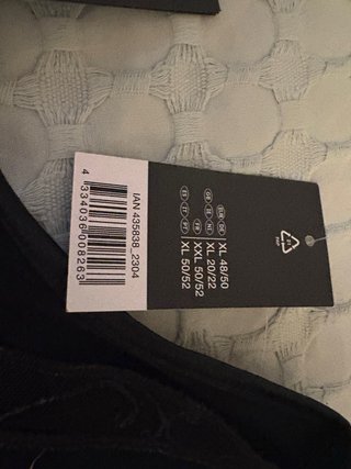 Camiseta sin mangas negra con encaje