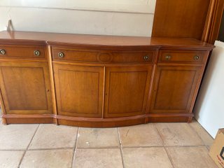 Buffet madera cerezo con detalles dorados