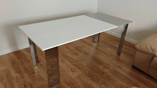 Mesa comedor extensible blanca y plateada