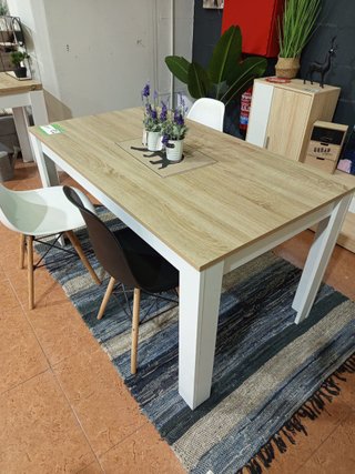 Mesa de comedor de madera