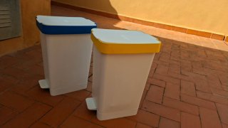 Contenedores de plástico amarillo y/o azul