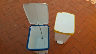 Contenedores de plástico amarillo y/o azul