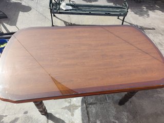 Mesa de comedor grande de madera