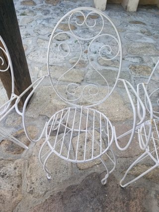 Sillas tipo forja terraza blancas
