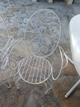 Sillas tipo forja terraza blancas