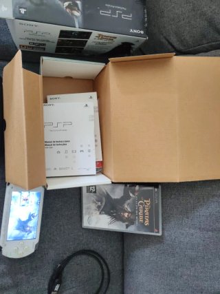 PSP 1004 Blanca + Juego Piratas del Caribe