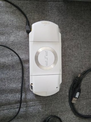 PSP 1004 Blanca + Juego Piratas del Caribe