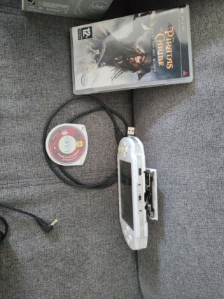 PSP 1004 Blanca + Juego Piratas del Caribe