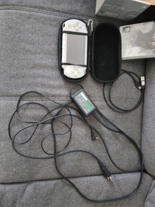 PSP 1004 Blanca + Juego Piratas del Caribe