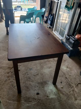 Mesa de comedor de madera