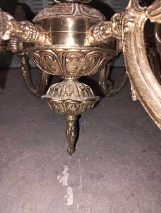 Lámpara de araña dorada de metal