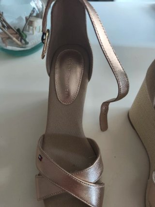Sandalias cuña Tommy Hilfiger beige/doradas