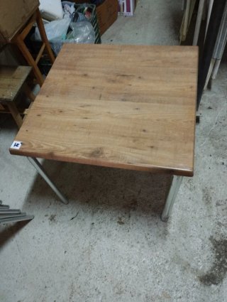 Mesa de bar madera y metal.