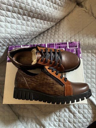 Zapatos de mujer marrones con cremallera
