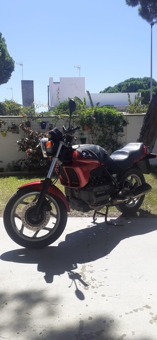 BMW K75 Naked Roja y Negra