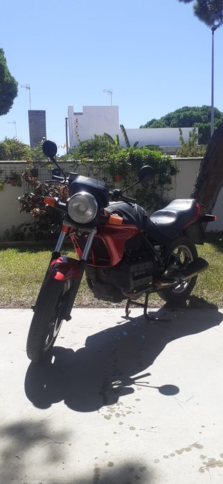 BMW K75 Naked Roja y Negra
