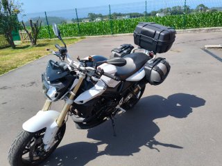 BMW F800R Blanca y Negra