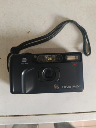Cámara Minolta Riva Mini AF en mal estado.