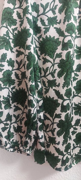 Blusa verde y blanca estampada