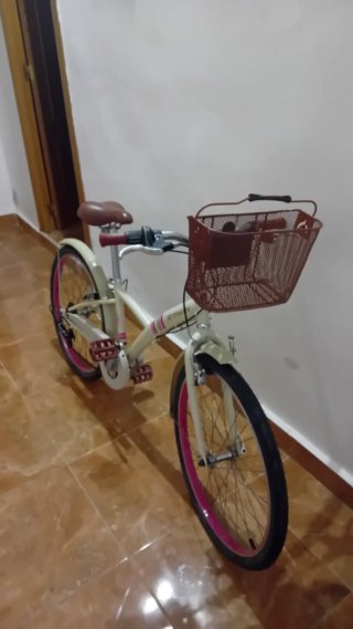 Bicicleta 24 color crema con cesta