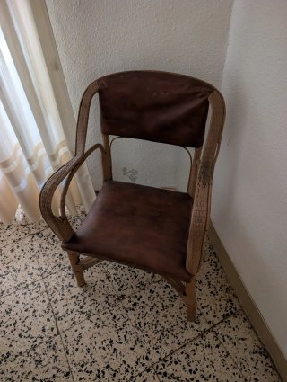 Butaca de mimbre y cuero