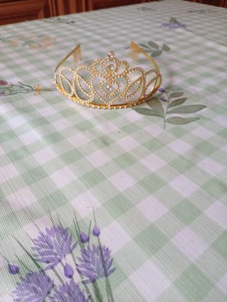 Corona de tiara dorada con diamantes de imitación