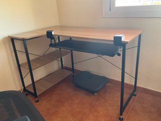 Mesa de esquina y silla de oficina