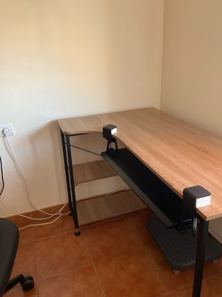 Mesa de esquina y silla de oficina