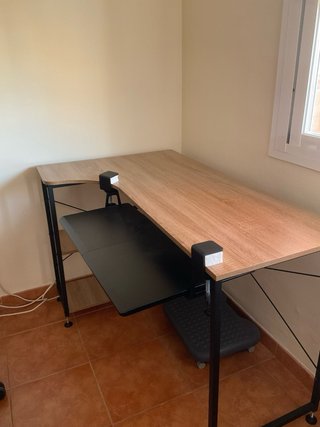 Mesa de esquina y silla de oficina