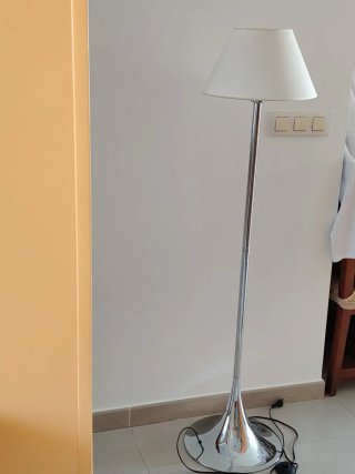 Lámpara de pie moderna plateada